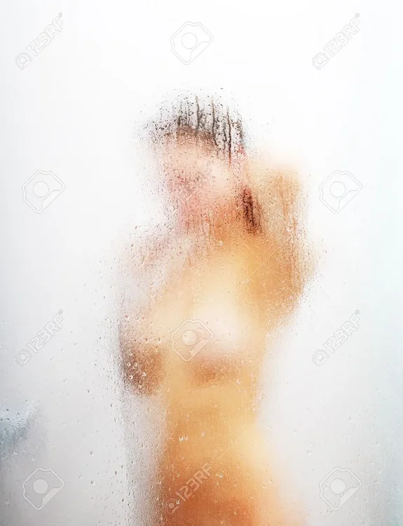 50153796-une-jeune-fille-nue-se-lave-dans-le-bain-d-eau-sa-silhouette-floue-est-visible-à-travers-la-surface-.webp