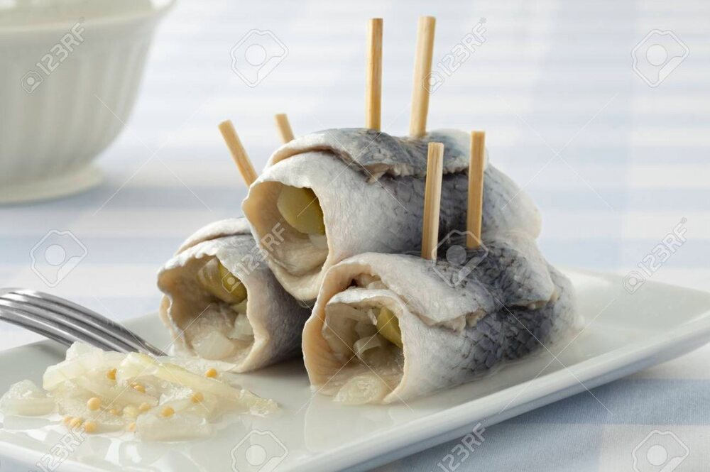 67073528-rollmops-traditionnels-filets-de-hareng-marins-farcis-sur-un-plat.thumb.jpg.be708d88abfc357e5bc6d6a1b30b5ed7.jpg