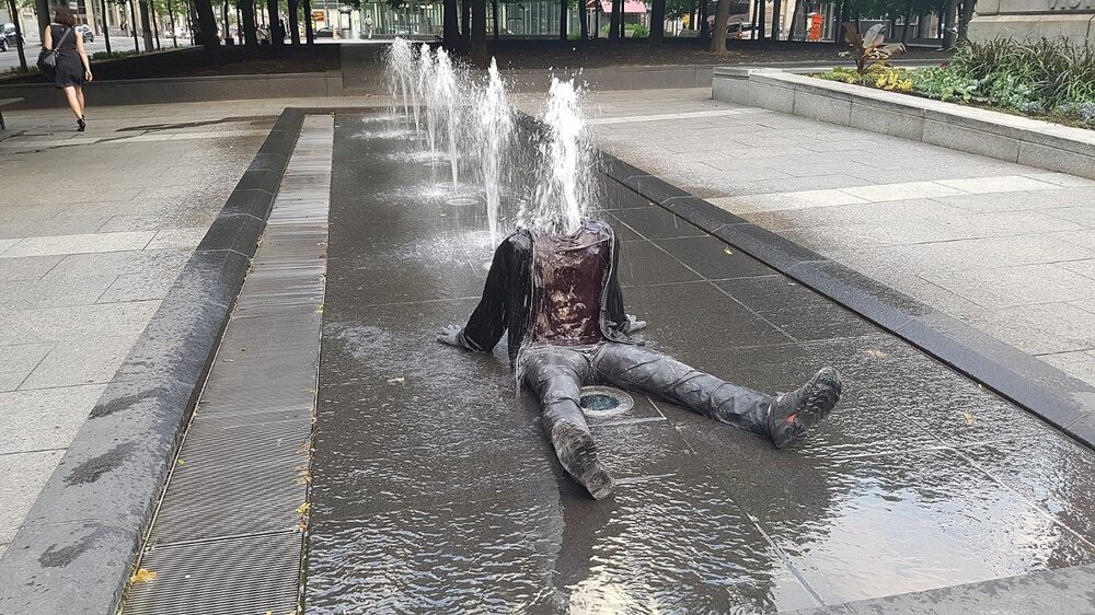 Headless_Man_in_Fountain_Square_Victoria_Montreal_(27718662014).thumb.jpg.9aa95a3872c529ea4b337f28e475d6ab.jpg